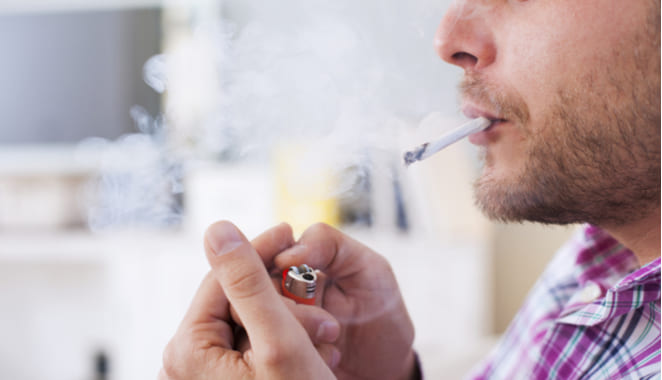 Hombres que fuman tienen más riesgo de padecer artritis reumatoide