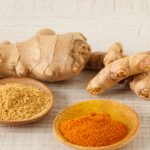 Remedio de jengibre y cúrcuma para tratar la artritis