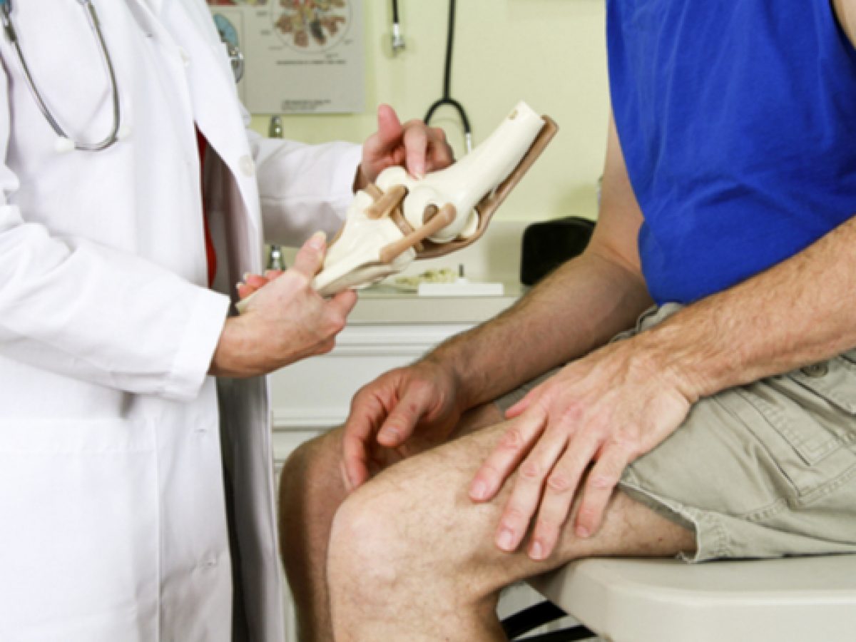 Лечение коленных суставов врач. Эндопротезирование коленного сустава. Врач суставы. Врач по суставам и костям.