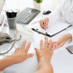 Artritis reumatoide: condición simétrica e inflamatoria caracterizada por intenso dolor articular